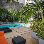 Magnificent 2 Blocks From The Beach And 5Th Ave